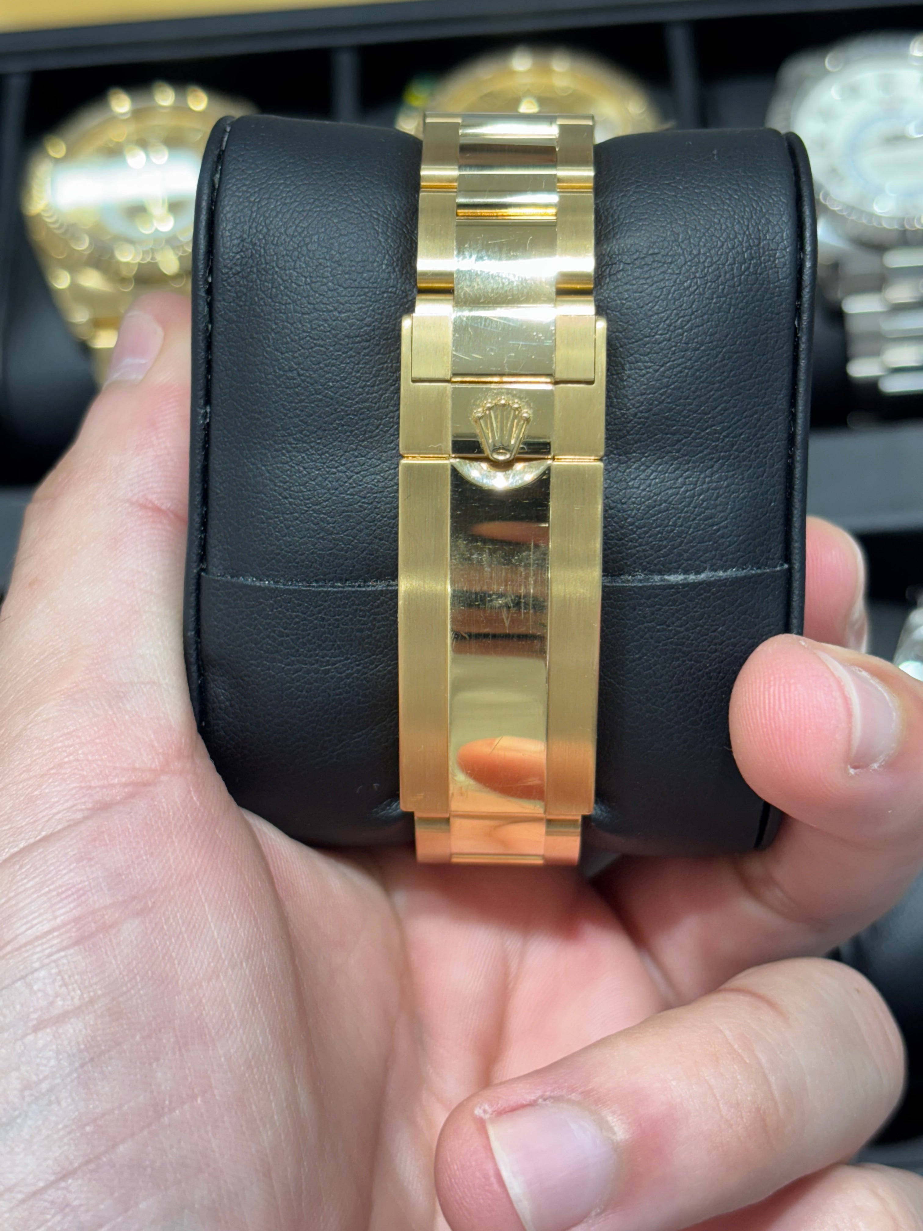 ROLEX SUBMARINER 40MM | 18KT GOLD | OYSTER BRACELET | BLUE DIAL