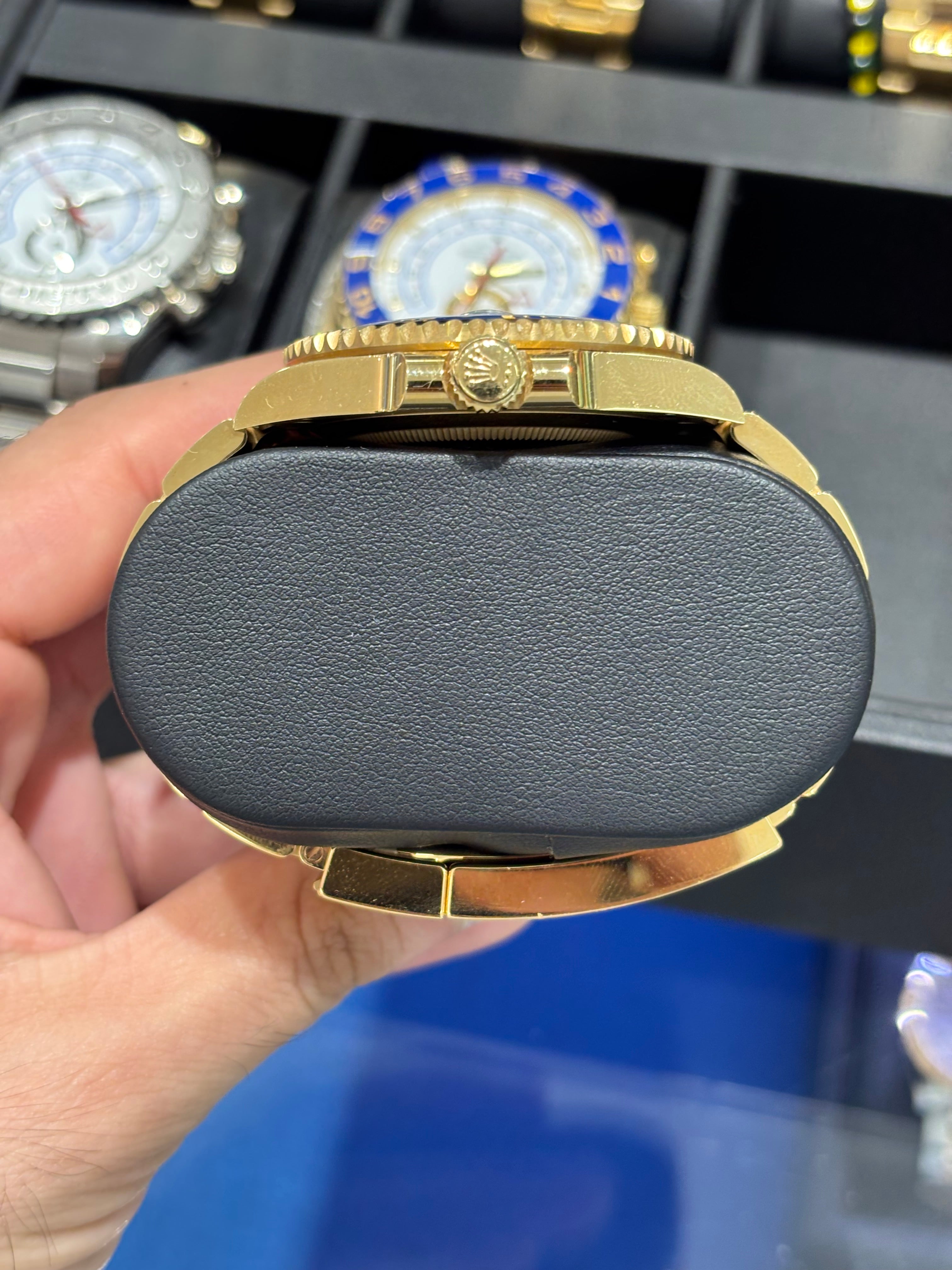 ROLEX SUBMARINER 40MM | 18KT GOLD | OYSTER BRACELET | BLUE DIAL