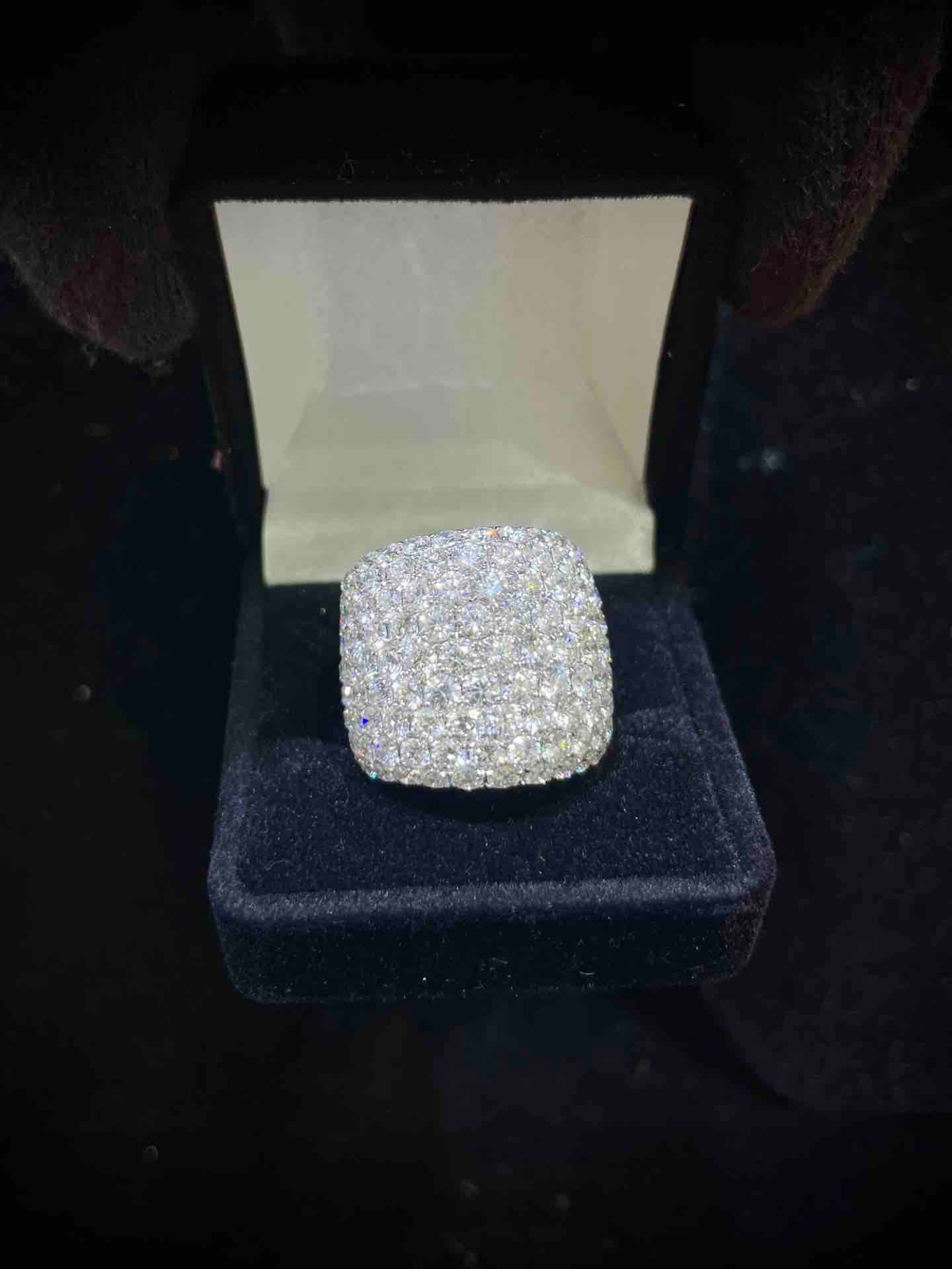 Discover Exquisite Elegance: 18k VS-1 9ct RING W/NATURAL DIAMONDS