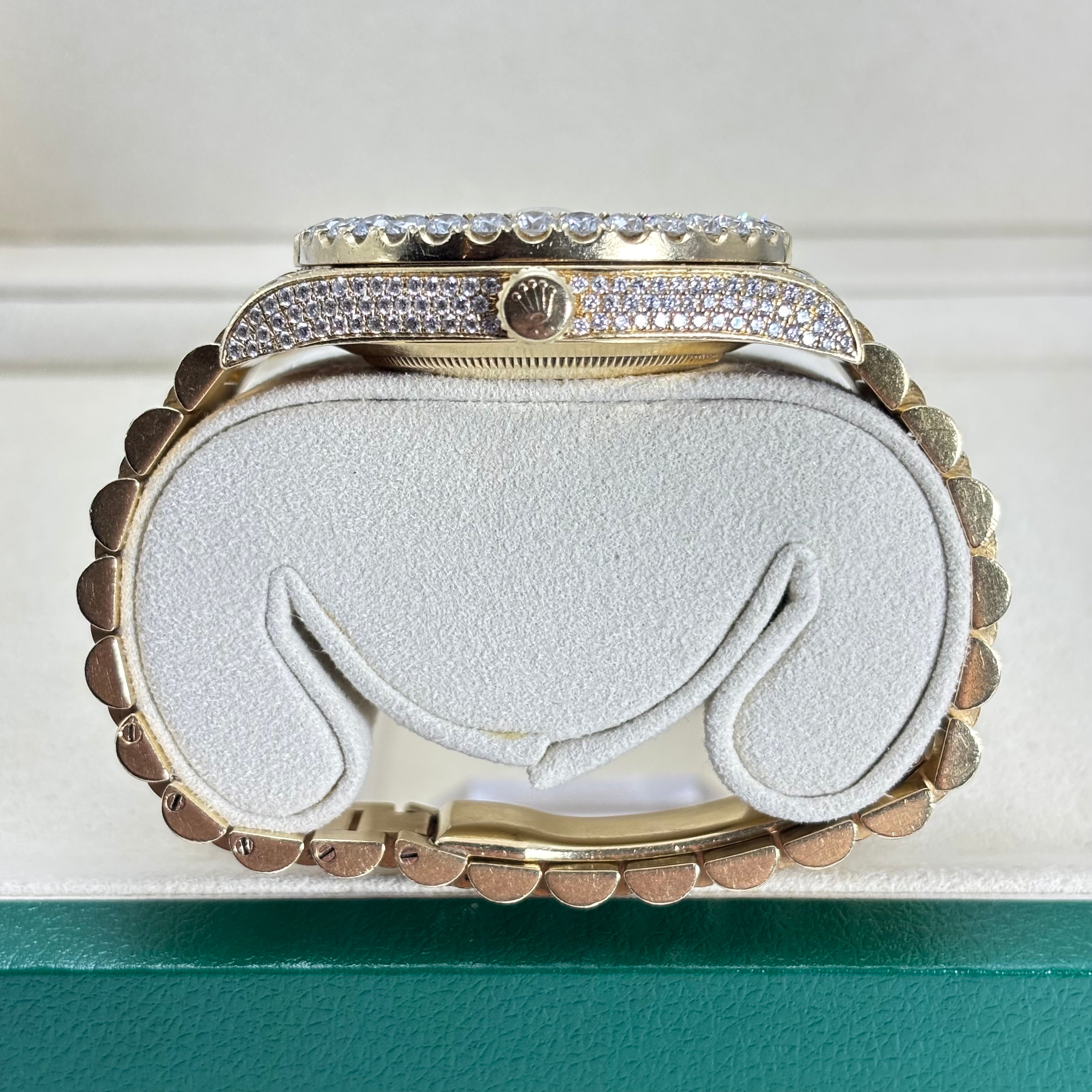 40MM ROLEX DAY-DATE Ref.228238 30CTW NATURAL DIAMOND BUSTDOWN