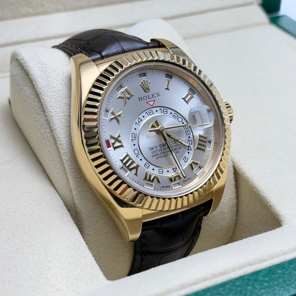 42MM ROLEX SKY-DWELLER (REF.326235) 18KT YELLOW GOLD  / LEATHER BRACELET / IVORY DIAL